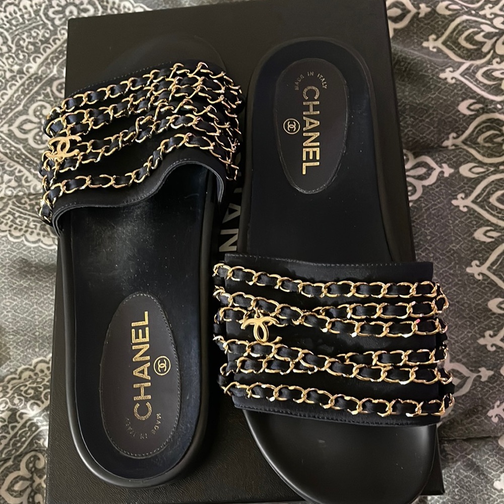 Authentic! Chanel Pool slides size 10! Navy Blue and Gold chains.
